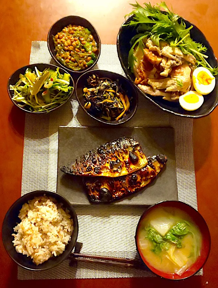 Today's Dinner🍴おばんざい3種･しんたまごのゆで卵･鯖の塩焼き･もち麦飯･めかぶｵｸﾗ納豆･手羽先ｽｰﾌﾟの白菜と水菜のお味噌汁|🌈Ami🍻さん