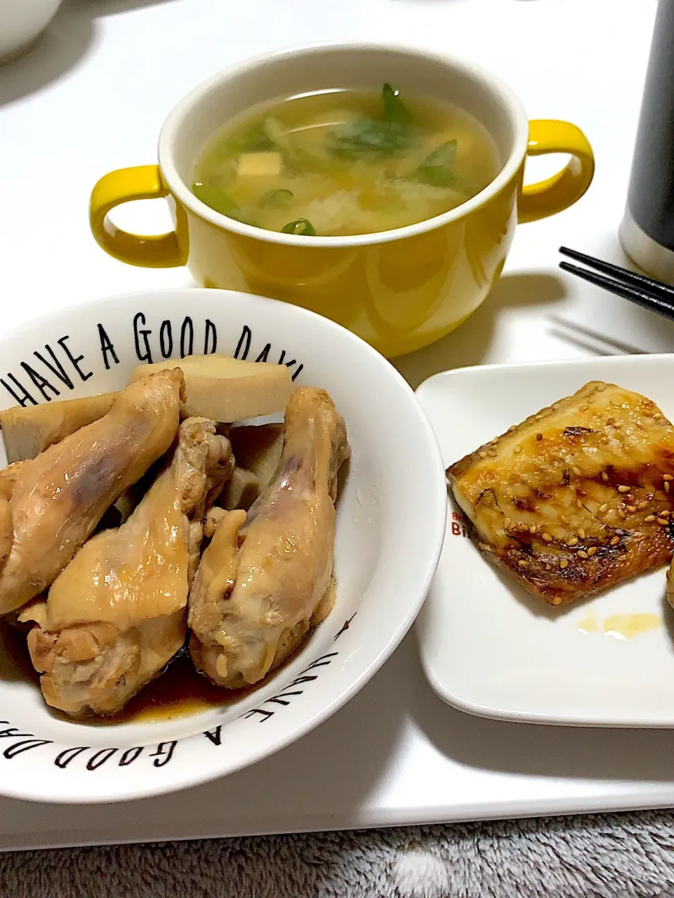 今日の夜ご飯

鶏手羽元と里芋の煮物
豆腐と青ネギの味噌汁
鯖の一夜干しの塩焼き

純和風です🙋‍♀️
いつもたくさんのもぐもぐありがとうございます😉|tomokaさん