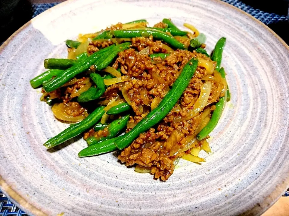 Snapdishの料理写真:挽き肉といんげんのカレー炒め|梟姉さんさん