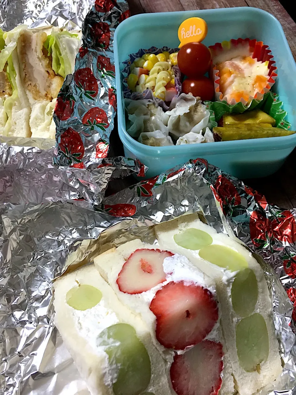 フルーツサンド弁当
 #フルーツサンド  #断面萌え  #イチゴサンド  #ブドウサンド  #サンドイッチ  #学童弁当  #お弁当  #娘弁当  #春休み  #春休み弁当|こむぎさん