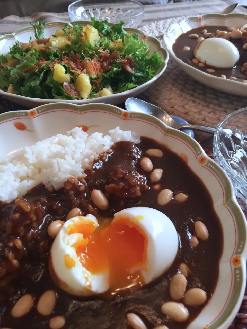 お昼ごはん❣️ とろ玉子と蒸し大豆トッピングカレー🍛& オキアミ海老のサラダ🥗|paaruさん