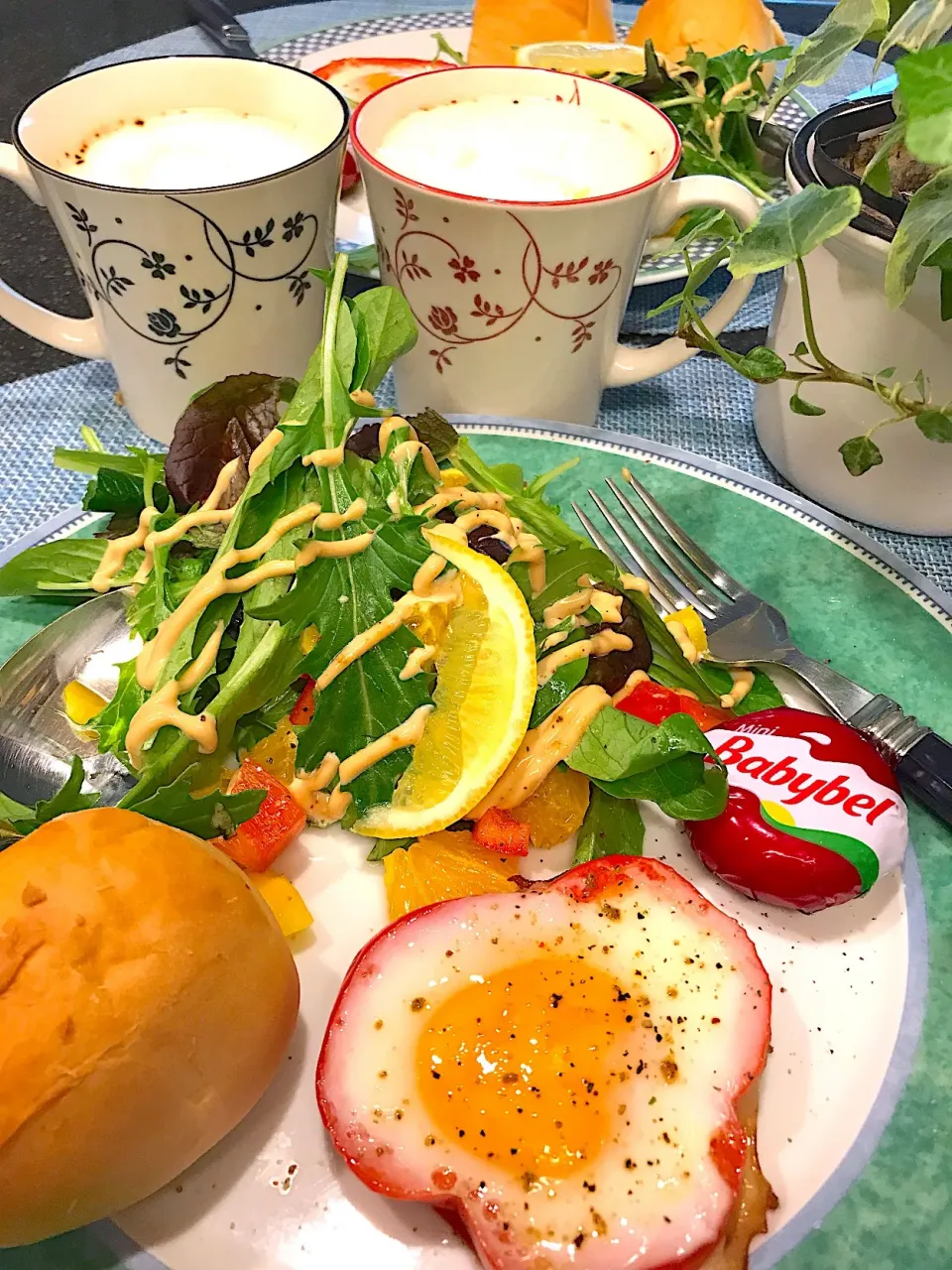 パプリカ目玉焼きで朝ごパン🍞ベビーチーズ|シュトママさん