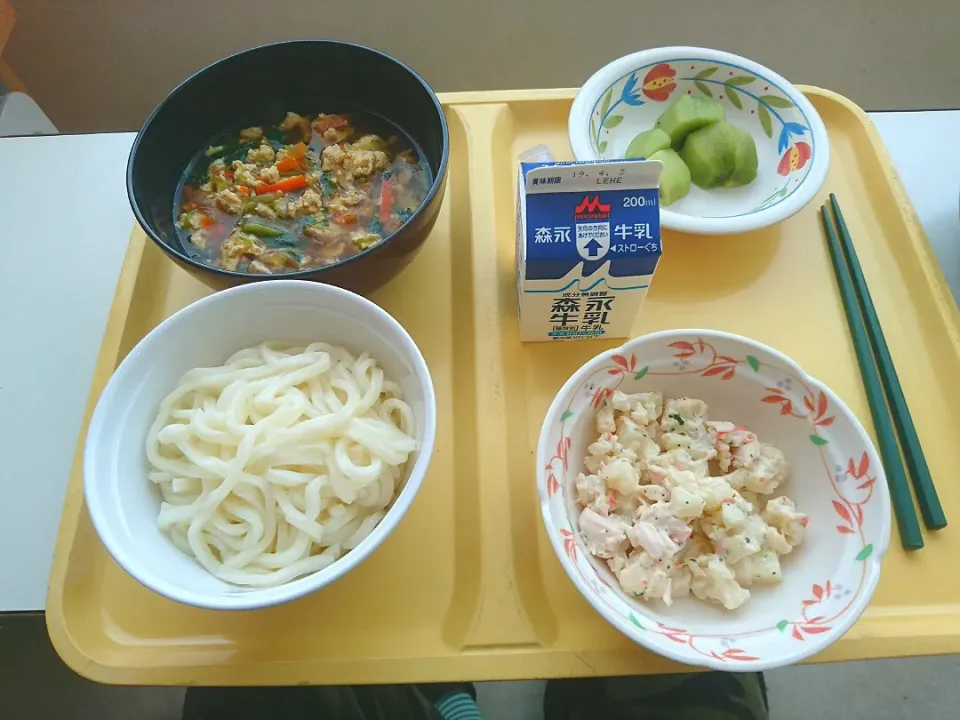 親子うどん&めんつゆ&ボイル可児サラダ&キウイ半分&牛乳|まぐろさん