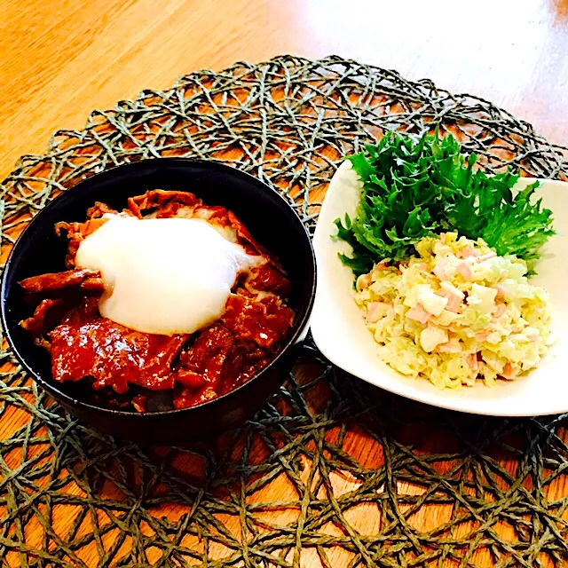 焼肉丼 温玉のせ・コールスローサラダ お昼ごはん🍚温玉とろとろに仕上がりました 卵崩してお肉にからめて食べよう🐷 #お昼ごはん #焼肉丼 #温玉のせ #コールスローサラダ  #JA全農たまご株式会社  #しんたまご|あお♡あおさん