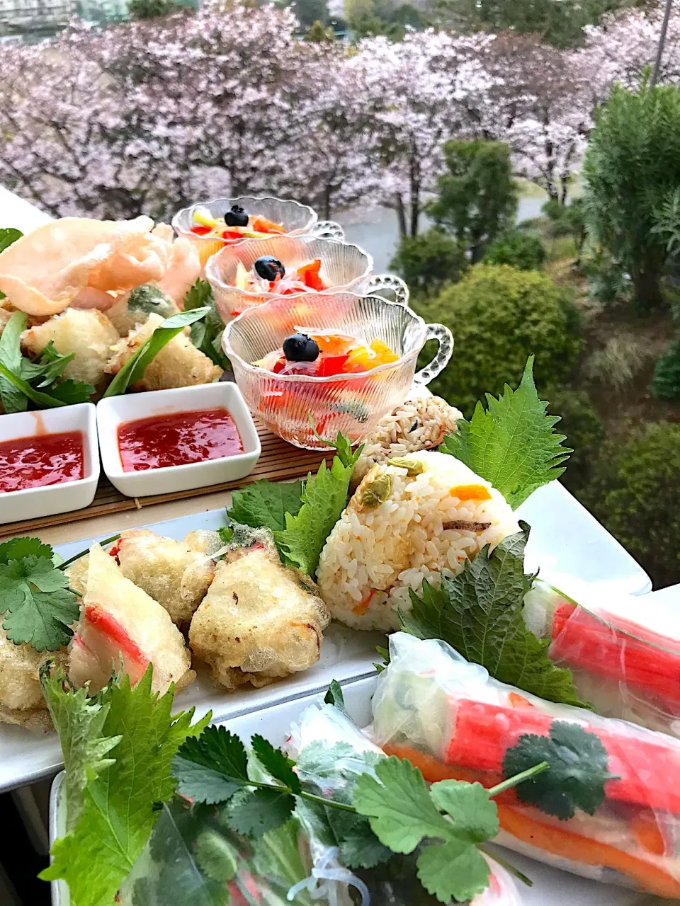 タイ風料理で花見気分🌸
生春巻き
揚げ春巻き
ヤムウンセン
おにぎり|シュトママさん