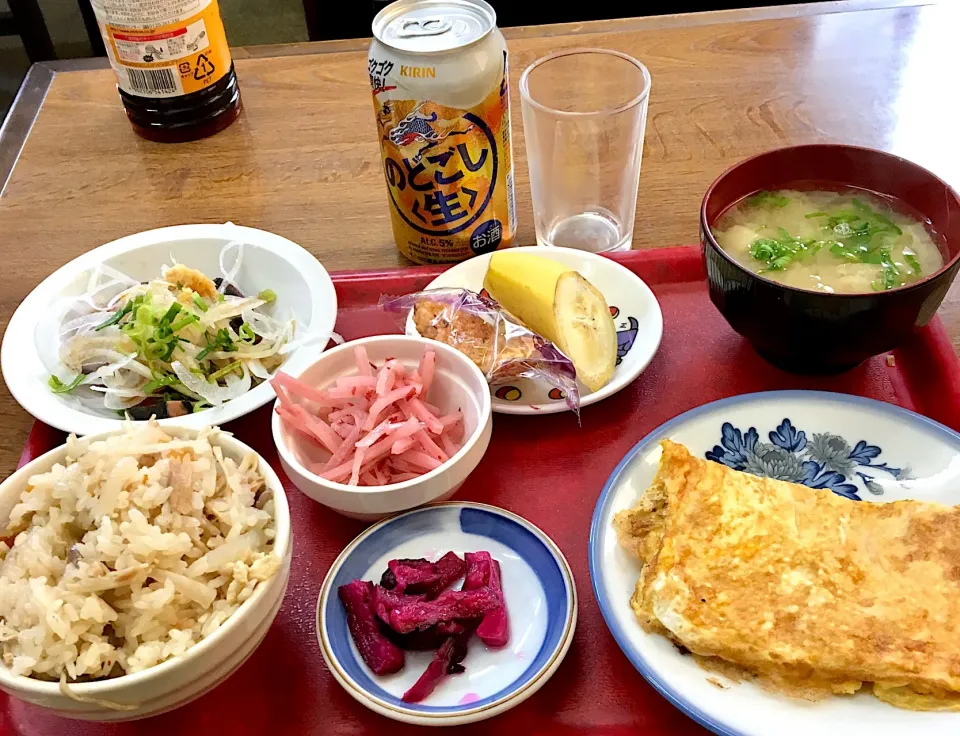 Snapdishの料理写真:かやくごはん定食  だって
#食事処喜代
#カツオタタキ
#卵焼き
#大根サラダ
#しば漬け
#デザート付き❓
#のどごし生|mottomoさん