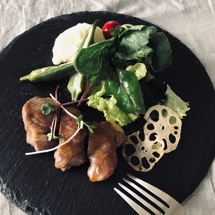 ラム肉のサイコロステーキ🥩🐑
(ニンニク醤油風味)|AKUBI*:ஐ(●˘͈ ᵕ˘͈)さん