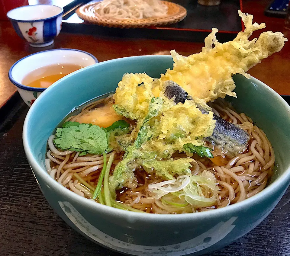 Snapdishの料理写真:昼ごはん  岩魚天ぷらそば|砂雪さん