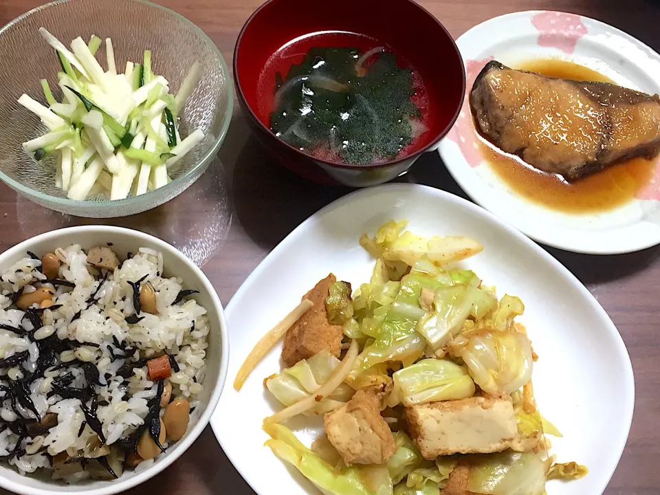 厚揚げとキャベツの回鍋肉風 長芋ときゅうりの酢の物 新たまとワカメの中華スープ ぶり照り|おさむん17さん