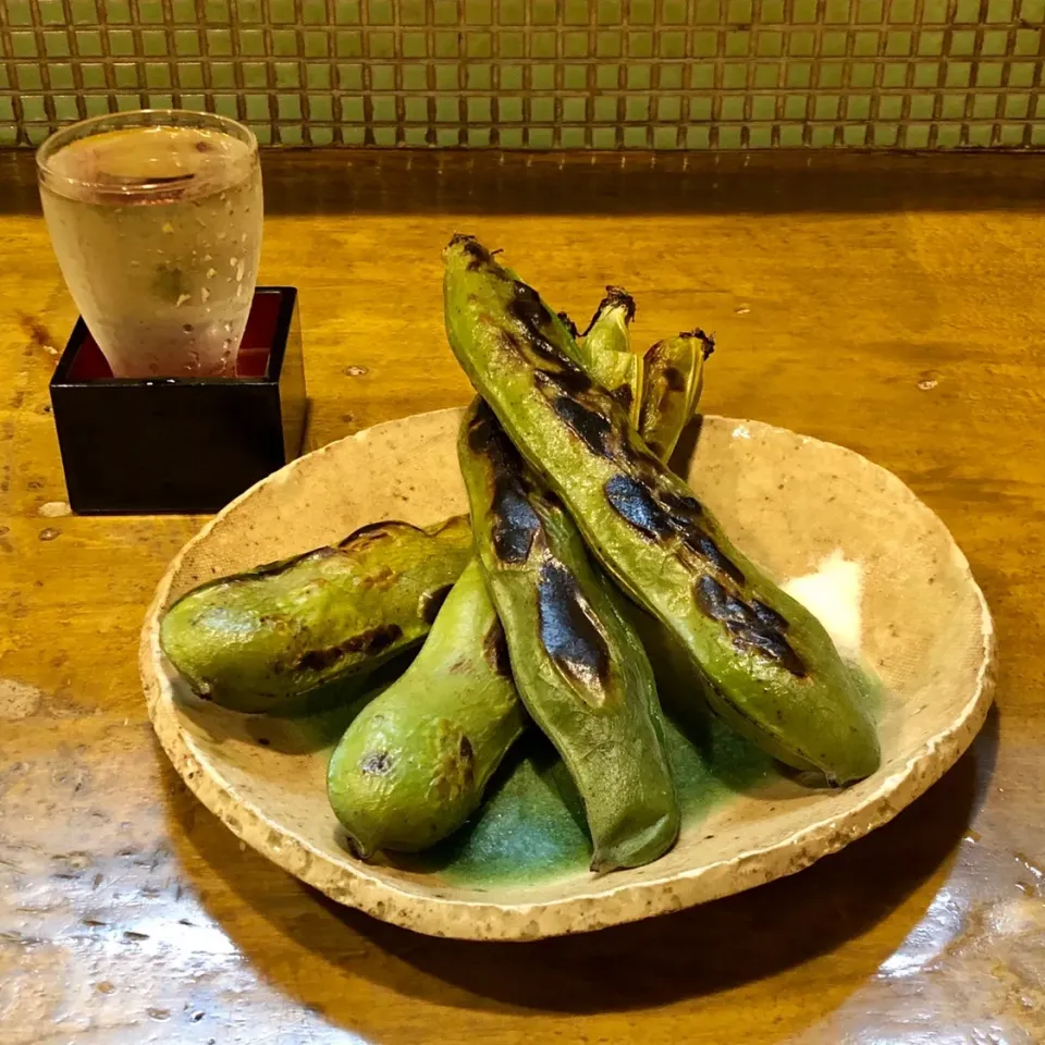 焼きそら豆と日本酒|マユマユさん