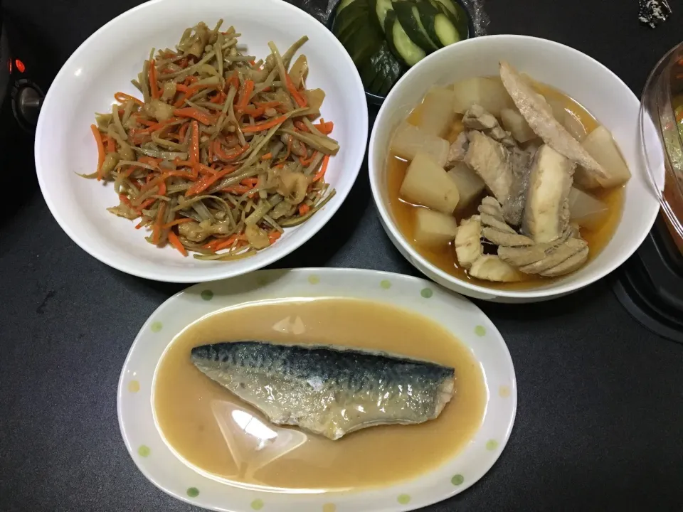 鯖の味噌煮
きんぴらごぼう
マグロのアラ煮込み|Shintarou  Nishimuraさん