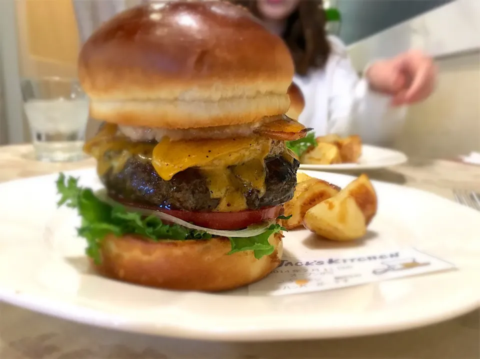 Snapdishの料理写真:バナナ、ピーナッツバターのハンバーガー🍔！！ジャンクで美味しかった🤤|AyanoTanakaさん