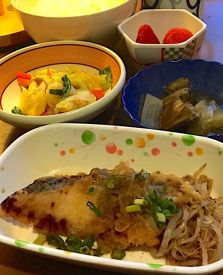 アル中病棟の晩ごはん⭐️⭐️⭐️
ごはん🍚  揚げ魚の葱醤油がけ  レバーの生姜煮  なめ茸和え  いちご🍓  ふりかけ|ぽんたさん