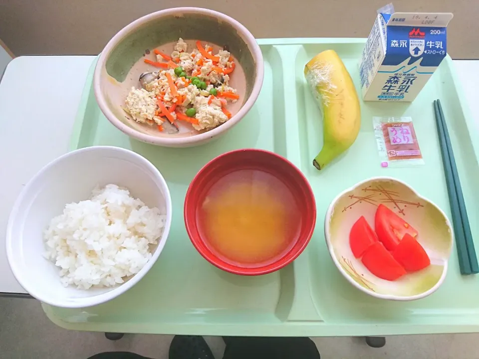 Snapdishの料理写真:煎り豆腐&味噌汁&トマトサラダ&ねりうめ&牛乳&バナナ1/2|まぐろさん