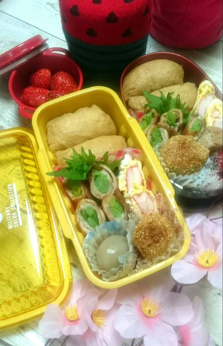 Snapdishの料理写真:お稲荷さんで親子弁当
 #いなり寿司
 #肉巻き
 #親子弁当|okamichanさん