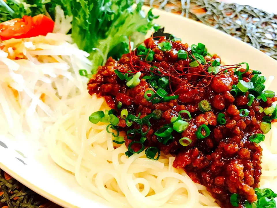 じゃじゃ麺
オカベの麺でじゃじゃ麺
甘味噌味の肉味噌美味い😋
#じゃじゃ麺
#肉味噌
#半田オカベの麺
#手延べ干し麺|あお♡あおさん