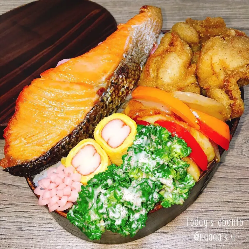 はみ出し鮭弁当🐟✨|なちるんるんさん