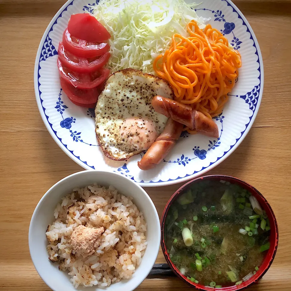 Snapdishの料理写真:目玉焼きウインナー定食😁|Jean Nobyさん