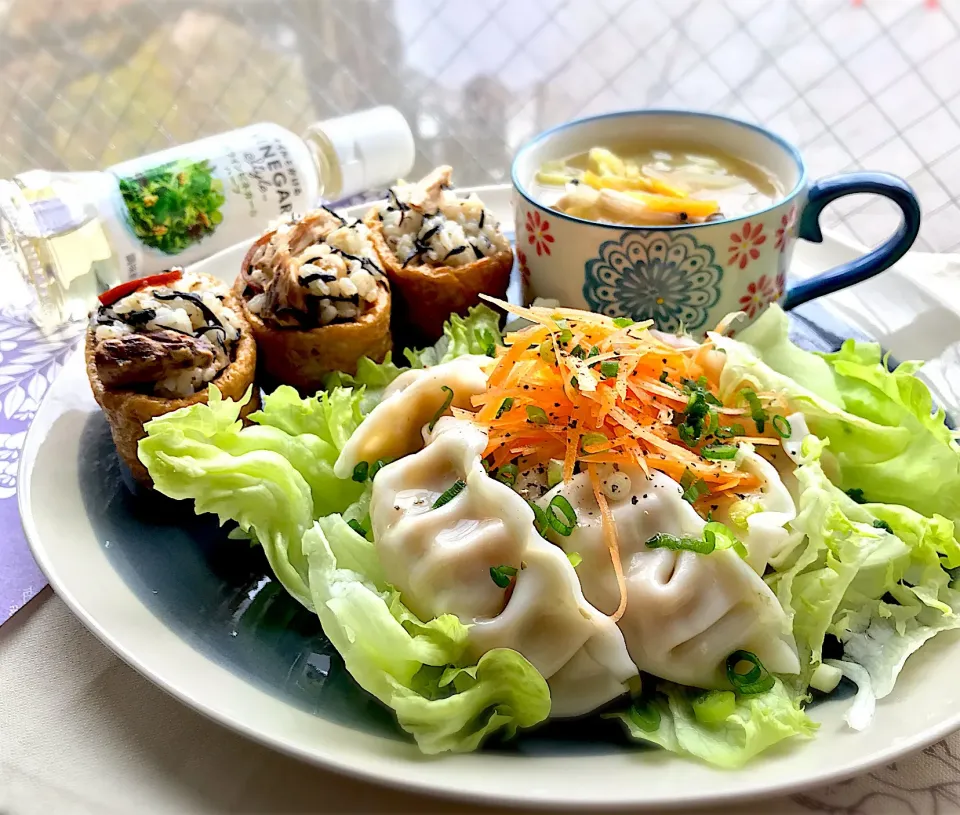 昼ごはん  白ワインビネガー＆ハーブ✖️ごま油で頂く茹で餃子のサラダ風と、ひじきと鯖缶の炊き込みご飯のお稲荷さん|砂雪さん