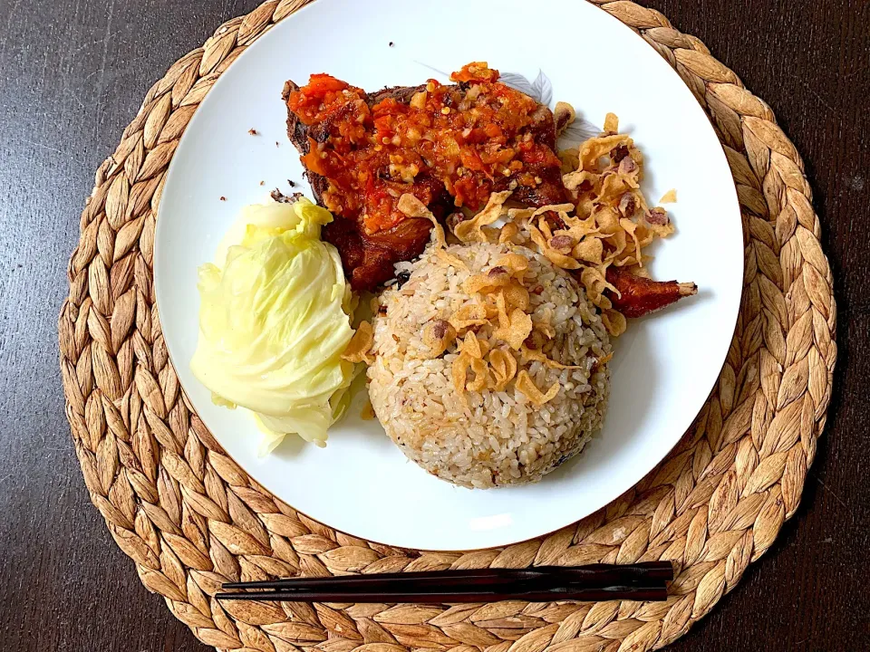 Snapdishの料理写真:Ayam penyet nasi uduk|yeni kartikasariさん