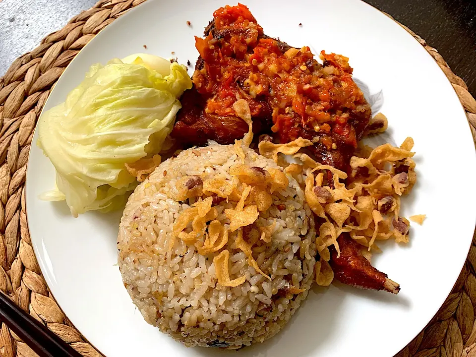 Snapdishの料理写真:Ayam penyet nasi uduk|yeni kartikasariさん