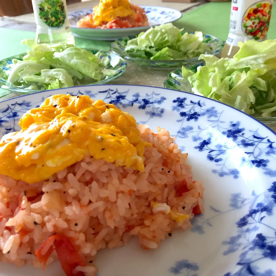 ガーリックトマトライス🍅スクランブルエッグのっけ🥚ちぎりキャベツのビネガーとオリーブオイルひと回し🥬|チィズママさん