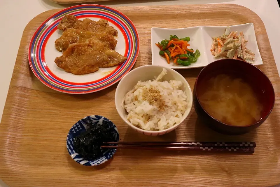 Snapdishの料理写真:今日の夕食 豚肉の香味ソース、ピーマンのきんぴら、ごぼうサラダ、エリンギの炊き込みご飯、玉ねぎの味噌汁|pinknari🐰🌈さん