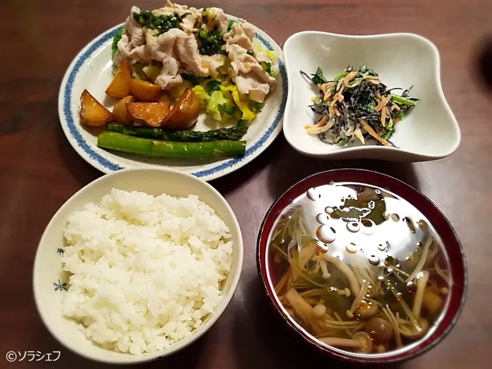 Snapdishの料理写真:今日の晩ご飯だよ(*^^*)
★豚キャベツの香味だれ
★新じゃがとアスパラのバター醤油炒め
★ほうれん草とひじきのマヨサラダ
★きのこと水菜の酸辣湯|ソラシェフさん