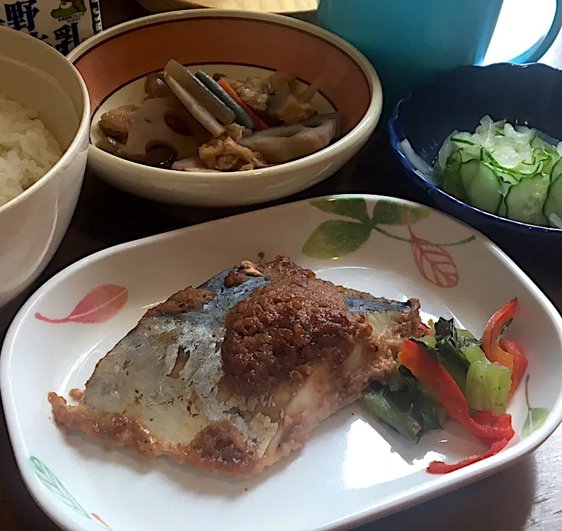 アル中病棟の昼ごはん☀️☀️🔆
ごはん🍚  鰆の田楽（クルミ）  炒り煮  甘酢あえ  牛乳🥛|ぽんたさん