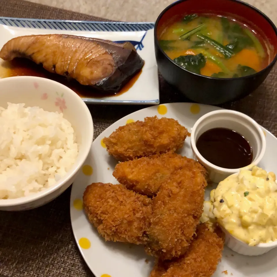 Snapdishの料理写真:今日の晩ご飯🙆🏻‍♀️✨✨
カキフライ(自家製タルタルソース)、ブリの照り焼き、カボチャと小松菜の味噌汁🥬

 #今日の晩御飯  #ほんだし活用術 #カボチャ|ぴらこさん