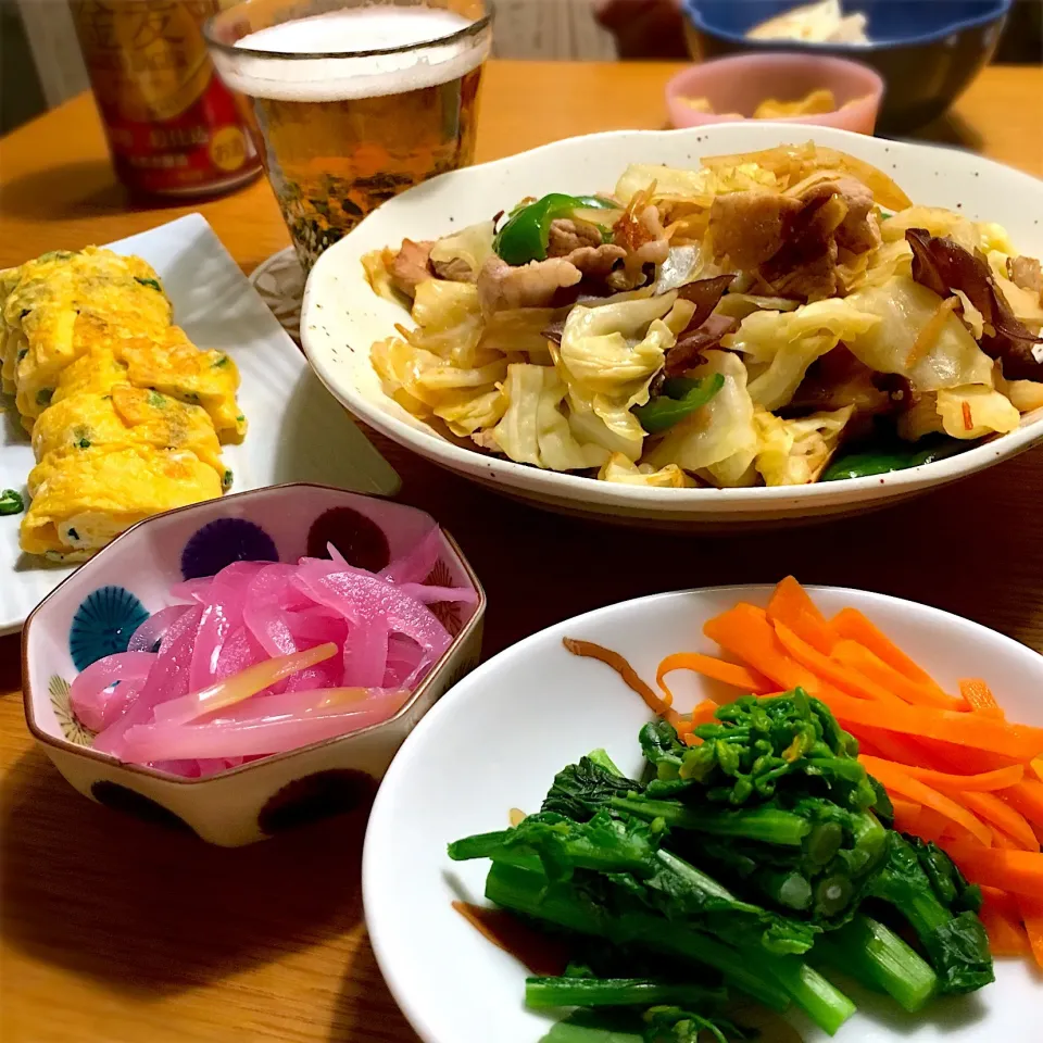 今日の家飲み 回鍋肉とネギ入り卵焼き、菜の花おひたし、人参炒め、赤玉ねぎピクルス、温奴、沢庵、数の子|むぎこさん