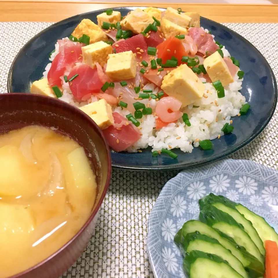 海鮮ちらし、じゃがいもと玉ねぎの味噌汁、自家製ぬか漬け|たけうさん