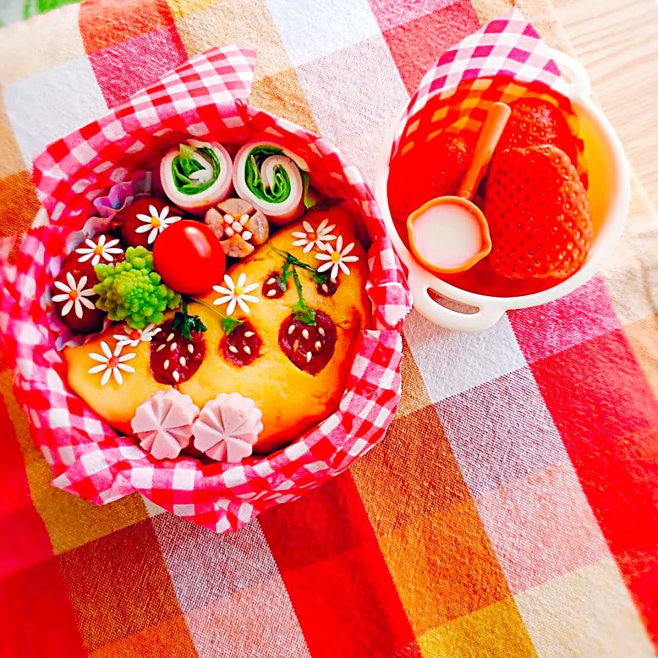 娘の学童弁当•*¨*•.¸¸☆*･ﾟいちごオムライス🍓|naomile◡̈⃝︎⋆︎*さん