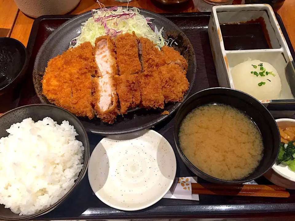 Snapdishの料理写真:豚カツ定食|きっきー🥰さん