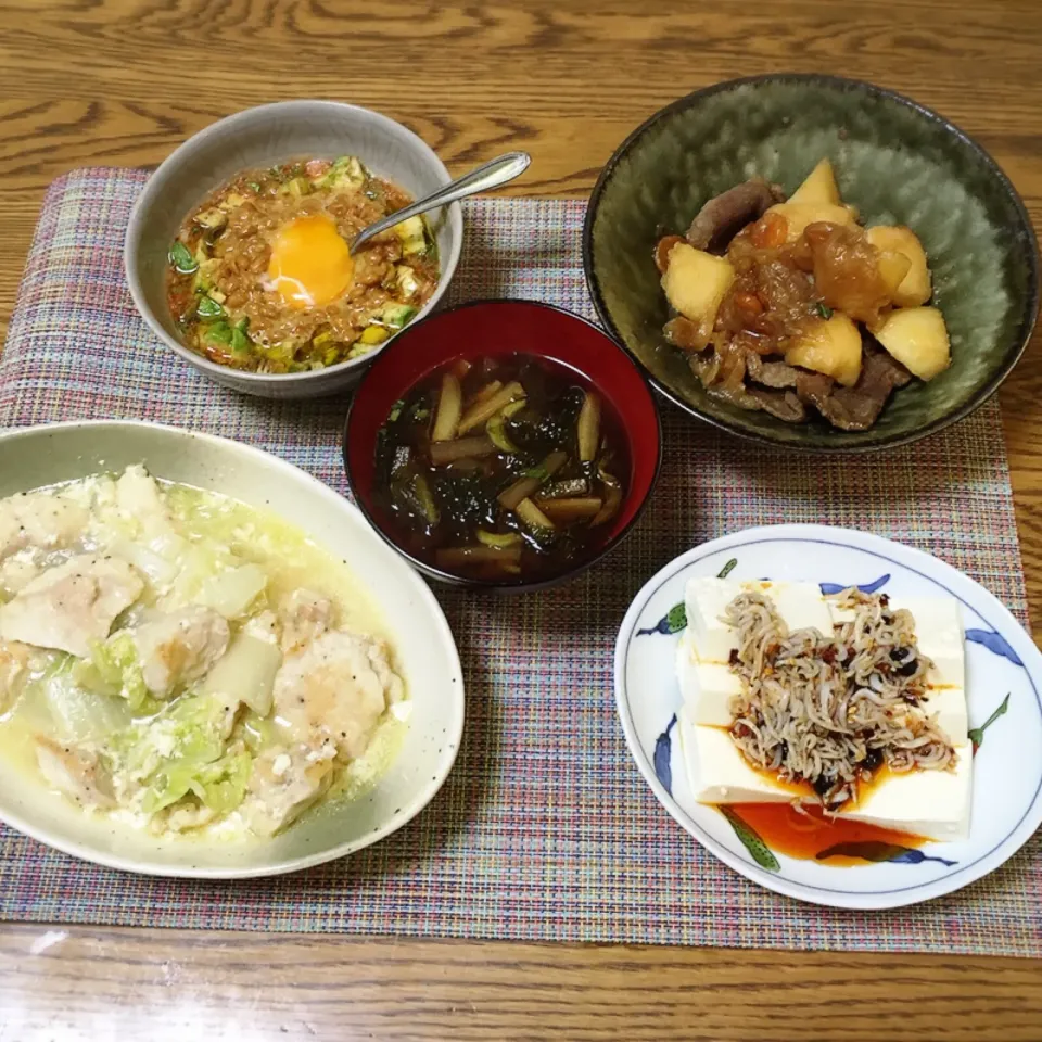 アボキムチ納豆・肉じゃが・じゃこラー油やっこ・大根とあおさのお味噌汁・白菜と鶏胸肉のクリーム煮|美也子さん