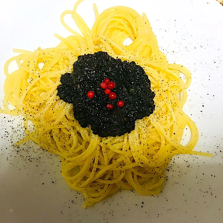 Snapdishの料理写真:黒トリュフのパスタの仕上げに、VINEGAR Style 白ワインビネガー&ハーブをくるっ♪と回しかけたら、オリーブオイルをくる♪っと重ね回しかけ！|Yukimanさん