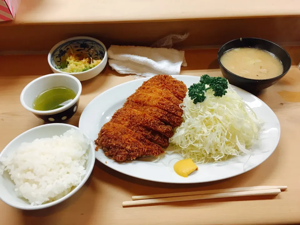 Snapdishの料理写真:上ロースカツ定食|chan mitsuさん