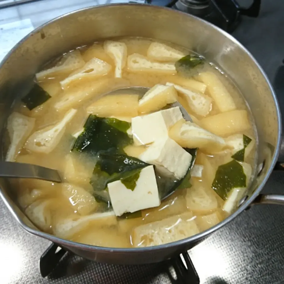 豆腐、油揚げ、ワカメのみそ汁🤗|しまだ ちえこさん