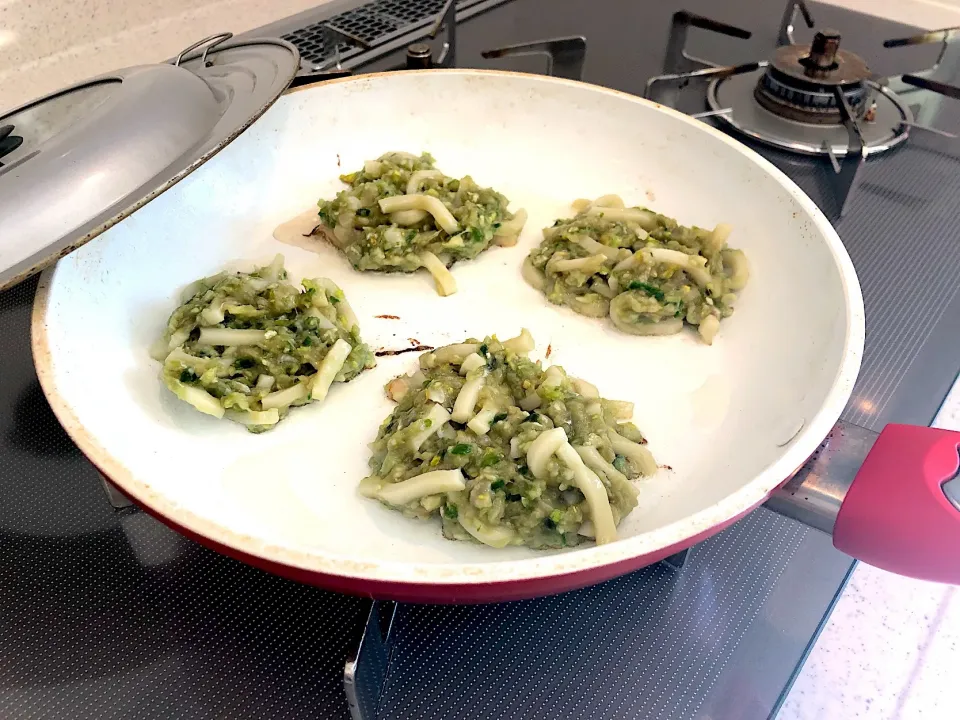 Snapdishの料理写真:#うどん餃子 焼きます🥟|ヨッチャンさん