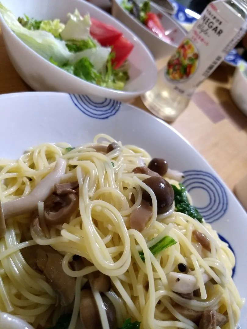 Snapdishの料理写真:きのこの和風パスタとサラダ♡|ta'kさん