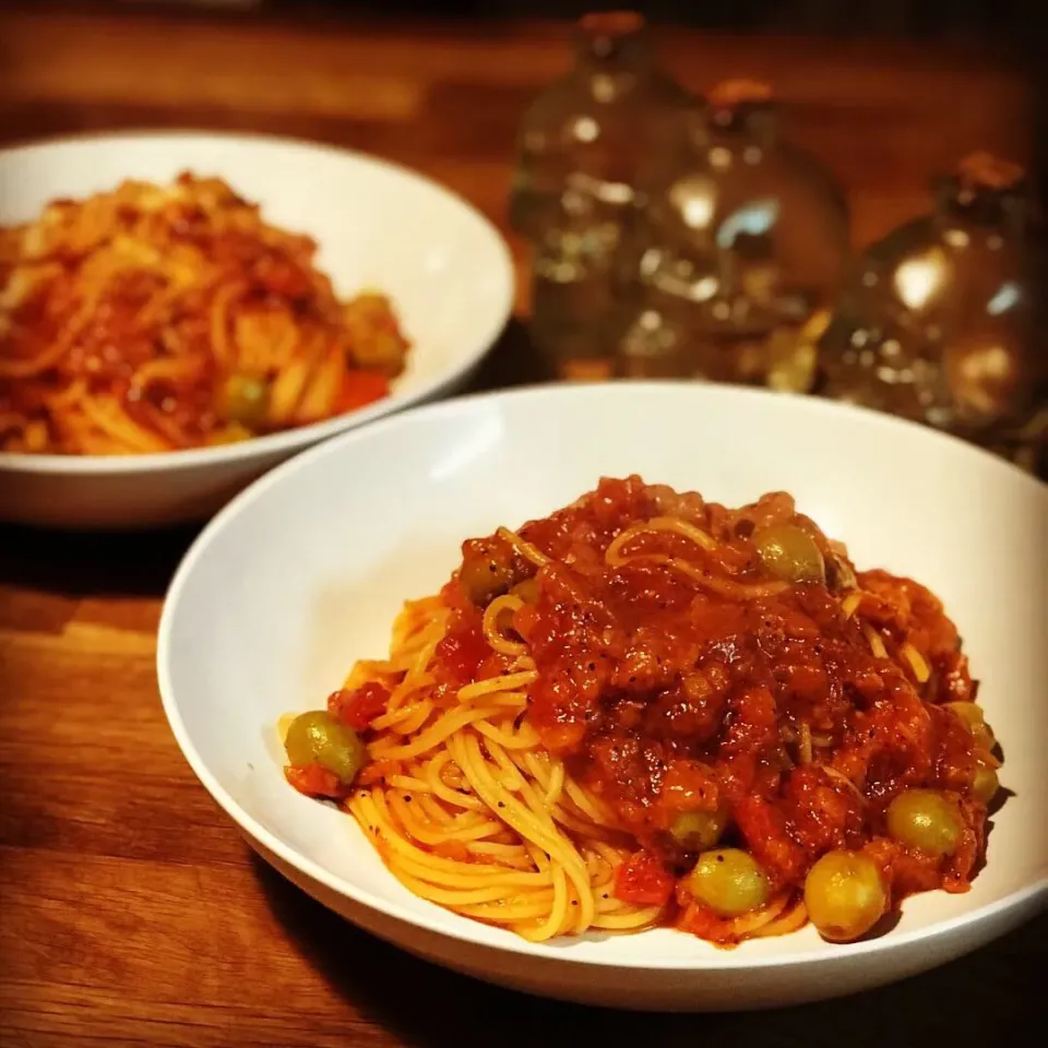 Stuffed Garlic Olives in a Rich Spicy Tomato Sauce with Spaghetti #homecookingisthebest  #homemade #freshsauce #italianfood #chefemanuel #spicy #pasta|Emanuel Hayashiさん