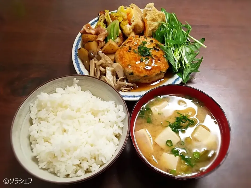 Snapdishの料理写真:今日の晩ご飯だよ(*^^*)
★豆腐ハンバーグ
★巾着たまご
★春キャベツとさつま揚げの炒めもの
★新じゃがとベーコンの煮物
★きのこの醤油ペッパー炒め
★春キャベツと豆腐の味噌汁|ソラシェフさん