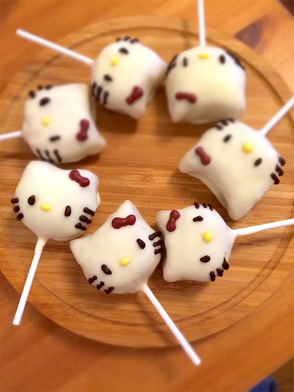 Snapdishの料理写真:Hello Kitty cake pops|cheesyさん