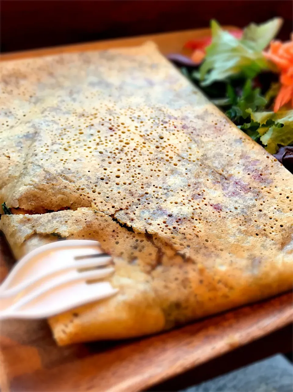 Gluten-free dairy-free crepe, with mushrooms, kale, beet, peppers, chickpea and pesto|georgianaさん