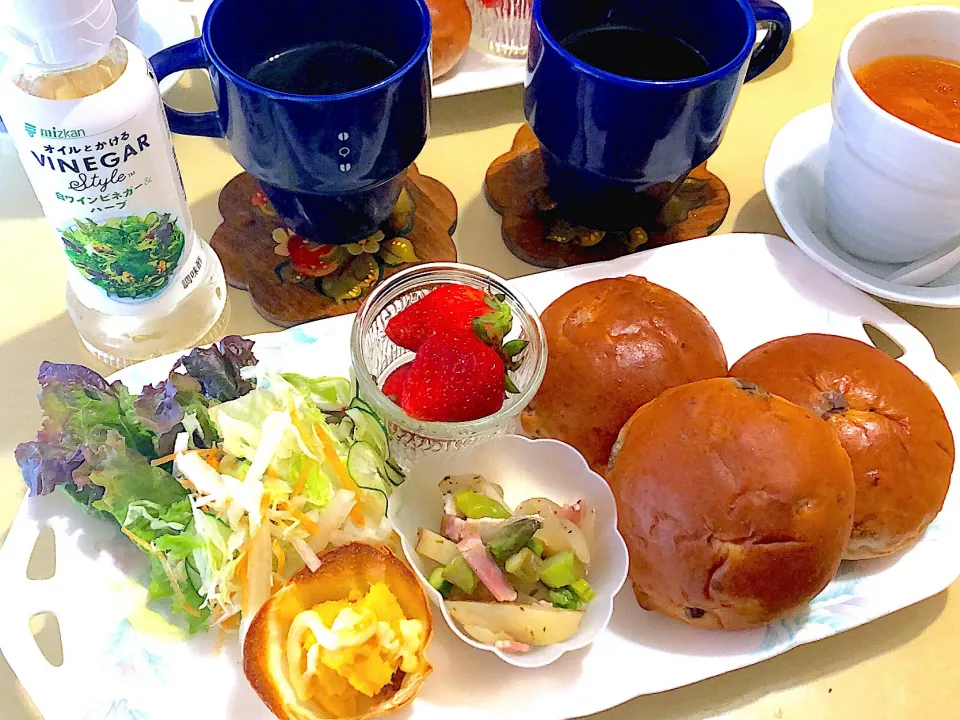 Snapdishの料理写真:4／1朝食  #朝ごはん 
•くるみレーズンパン/サラダ/ジャーマンポテト/クリームコーンカップ  •鶏と玉ねぎのトマトスープ •いちご🍓 •コーヒー  ‥なんと、画期的‼︎お酢嫌いの主人が、自らビネガーかけてます🤭ミツカンさんありがとう😭 酸味きつ過ぎず、程よいサッパリ感が良いです👍‥|おさんどんさん