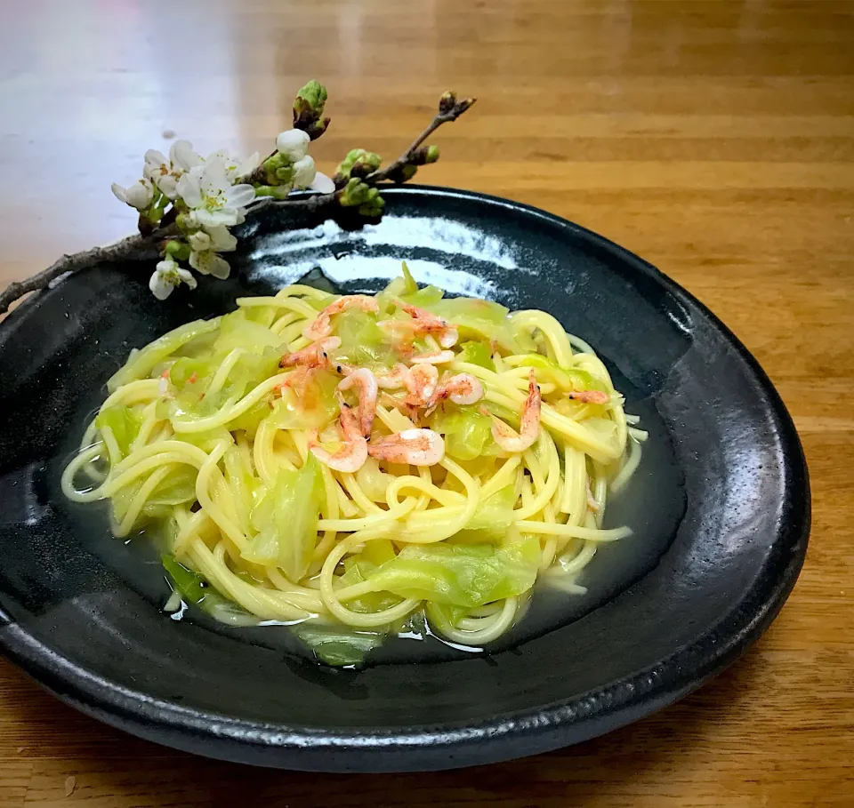 Snapdishの料理写真:春キャベツと桜エビの胡麻油香るスープパスタ|Mayumi Aonoさん