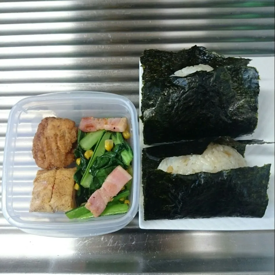 Snapdishの料理写真:たけのこご飯のおにぎり弁当|jun(・x・)さん