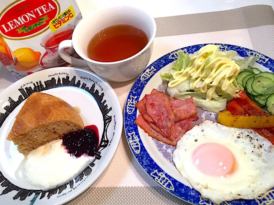 朝食のパンがわりに、名糖レモンティーとHMの炊飯器ケーキ|Manabu Tanakaさん