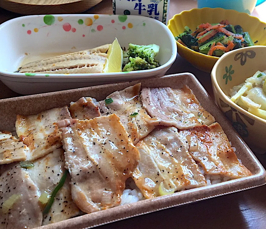 Snapdishの料理写真:アル中病棟の昼ごはん☀️☀️🔆
昨日買ったセブンのねぎ塩豚カルビ弁当🐷自己責任で。
ごはん🍚  ホッケのレモン蒸し🐟🍋  中華炒め  黒胡麻和え  牛乳🥛|ぽんたさん