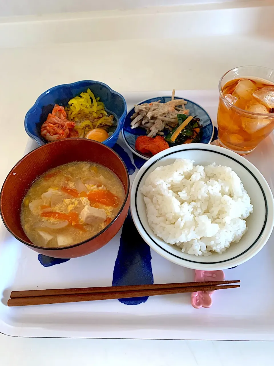 左利き用の朝食🐓🍚一汁三菜(^ ^)
卵と野菜スープ、キムチ、刻みたくあん
納豆、卵、明太子、ゴボサラ、塩こぶきゅうり
ルイボスティー(^.^)|良太さん